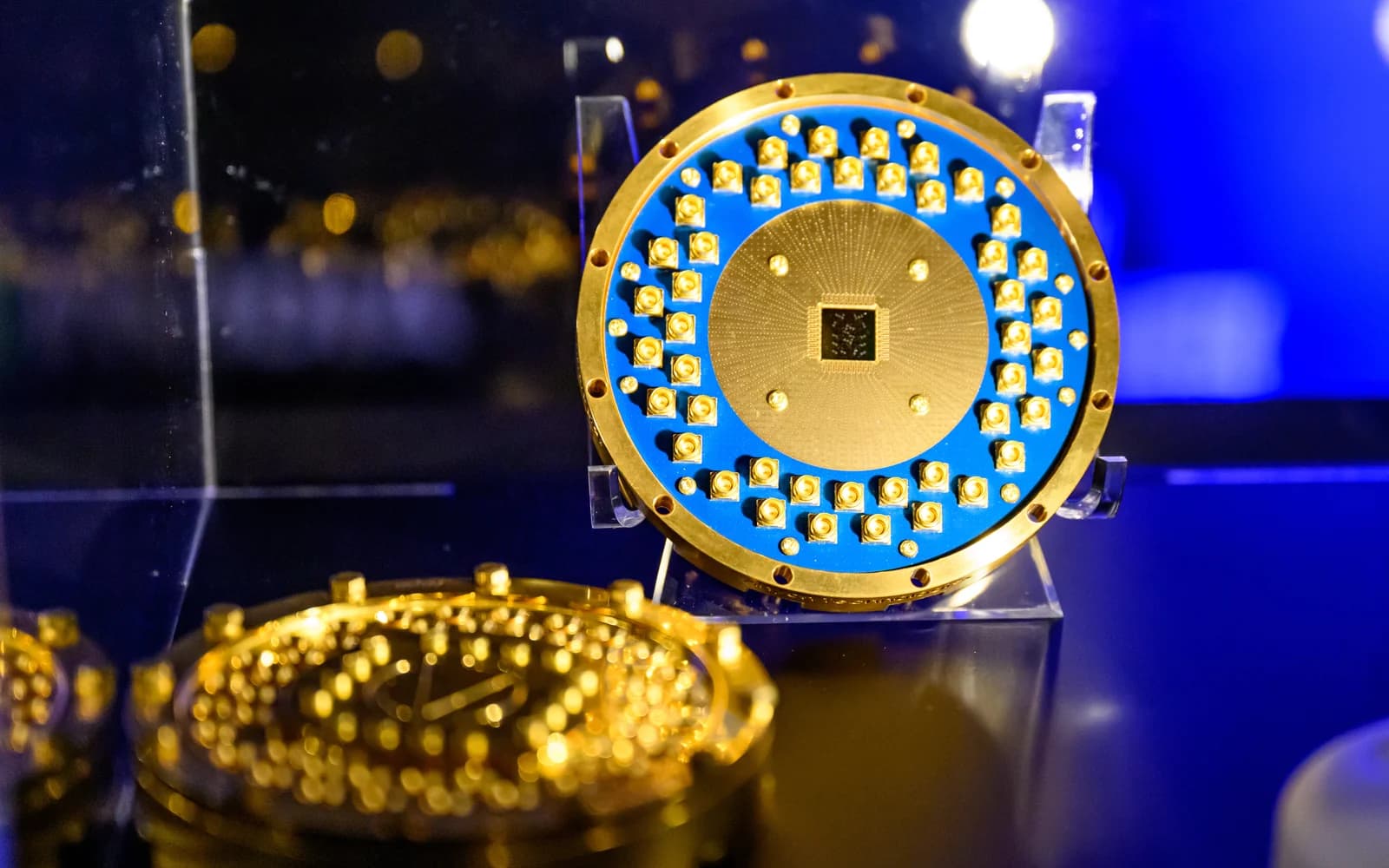 Anyon superconducting quantum processor: a gold-plated package with the QPU chip at its centre, ringed by microwave connectors